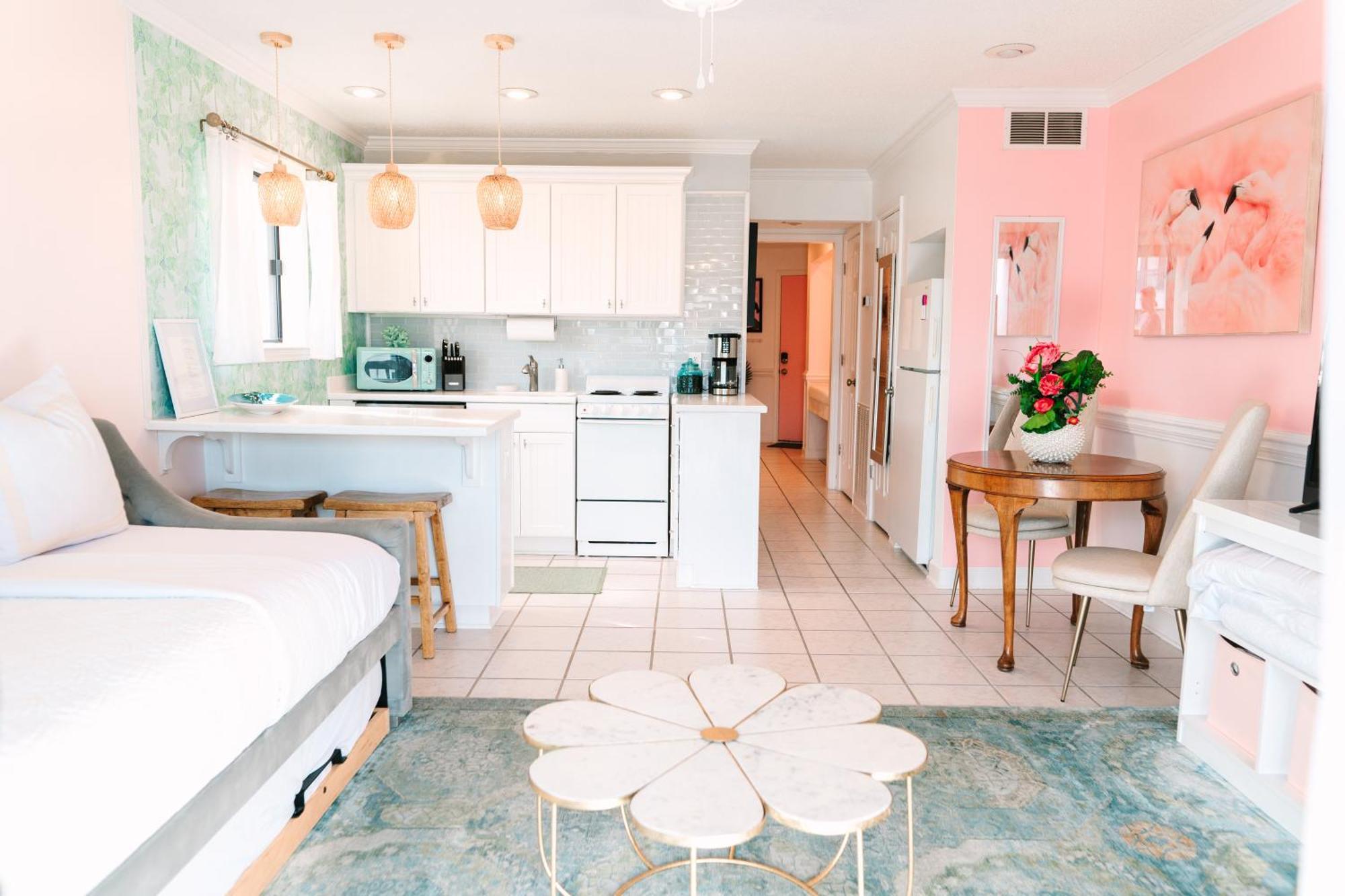 Private Balcony - - Pool And Pickleball Apartment *